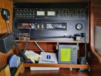 Taula de cartes amb panell elèctric, radar, ràdio VHF i ràdio FM